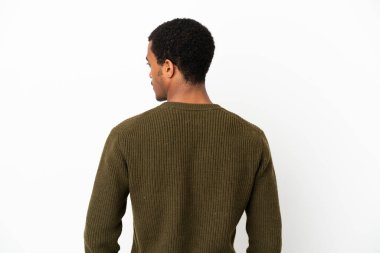 Afro-Amerikalı yakışıklı adam, beyaz arka planda, arka planda ve yan tarafta.