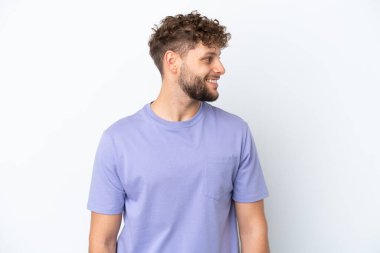 Beyaz arka planda izole edilmiş yakışıklı beyaz bir adam.