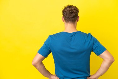 Sarı arka planda izole edilmiş yakışıklı beyaz adam.