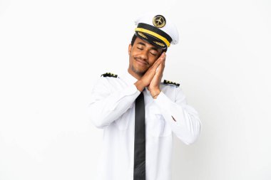İzole edilmiş beyaz arkaplan üzerinde Afrikalı Amerikan Uçak Pilotu uyku jesti yapıyor.