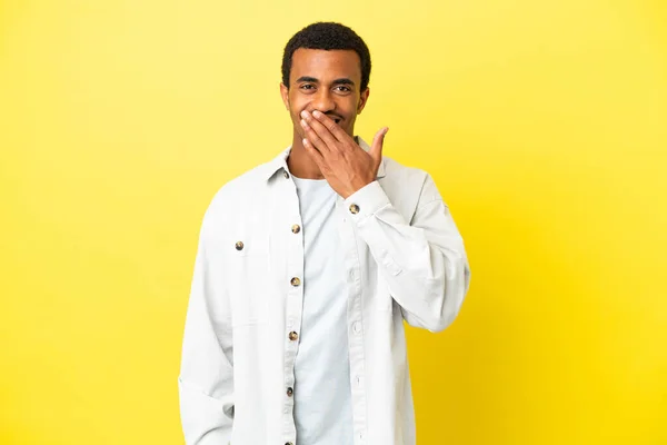 Afroamericano Bello Uomo Isolato Sfondo Giallo Felice Sorridente Che Copre — Foto Stock
