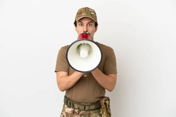 Voják Izolovaný Bílém Pozadí Křičící Megafonem — Stock fotografie