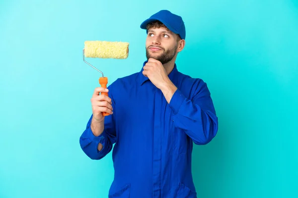 Pintor Caucásico Aislado Sobre Fondo Azul Mirando Hacia Arriba — Foto de Stock