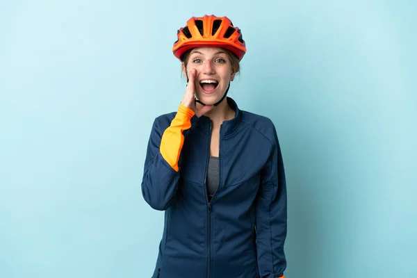 Молодая Велосипедистка Изолирована Синем Фоне Удивлением Шокированным Выражением Лица — стоковое фото