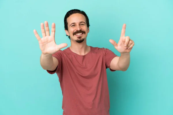 Jonge Blanke Man Geïsoleerd Blauwe Achtergrond Tellen Zeven Met Vingers — Stockfoto
