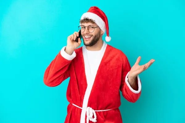 Mladý Muž Převlečený Santa Clause Izolovaný Modrém Pozadí Udržující Konverzaci — Stock fotografie