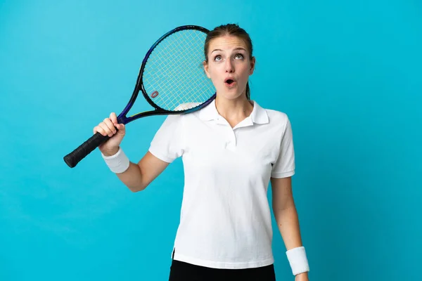 Joven Jugadora Tenis Aislada Sobre Fondo Azul Mirando Hacia Arriba —  Fotos de Stock