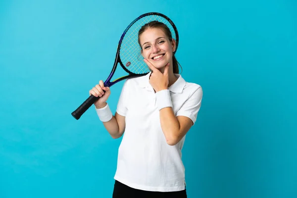 Молода Жінка Тенісистка Ізольована Синьому Фоні Щаслива Усміхнена — стокове фото