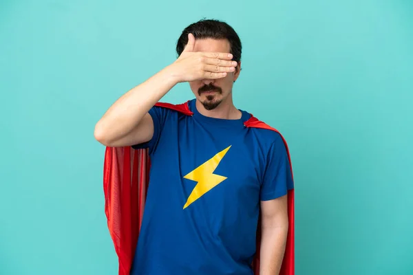 Super Héroe Hombre Caucásico Aislado Sobre Fondo Azul Cubriendo Los — Foto de Stock