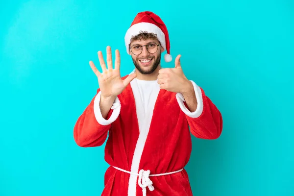 Joven Disfrazado Santa Claus Aislado Sobre Fondo Azul Contando Seis — Foto de Stock
