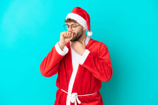 Mladý Muž Přestrojený Santa Clause Izolovaný Modrém Pozadí Trpí Kašlem — Stock fotografie