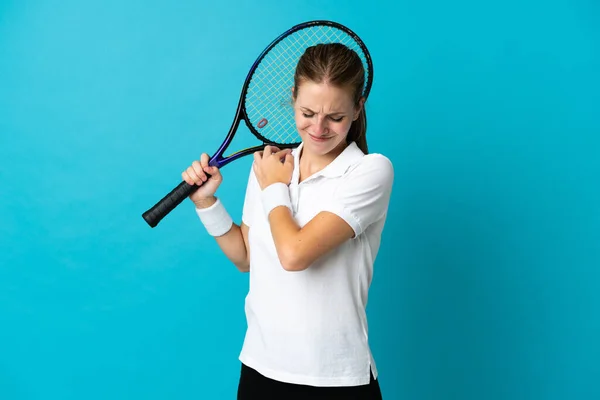 Genç Bayan Tenisçi Mavi Arka Planda Izole Edilmiş Omuz Ağrısından — Stok fotoğraf