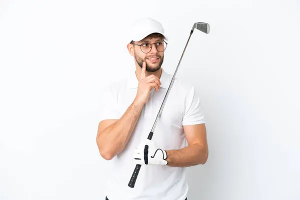 Guapo Joven Jugando Golf Aislado Sobre Fondo Blanco Pensando Una —  Fotos de Stock