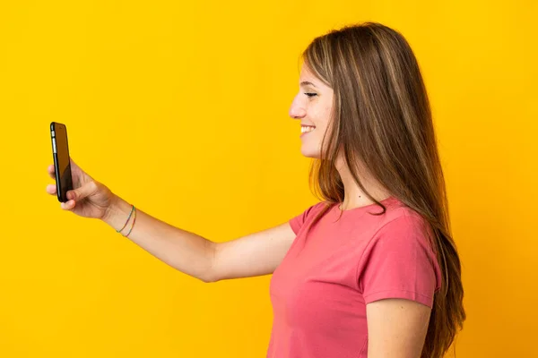 Mujer Joven Usando Teléfono Móvil Aislado Sobre Fondo Amarillo Con — Foto de Stock