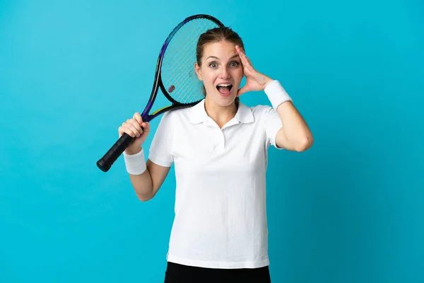 Joven Jugadora Tenis Aislada Sobre Fondo Azul Con Expresión Sorpresa —  Fotos de Stock