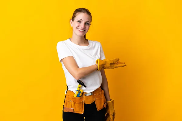 Ung Elektriker Kvinna Isolerad Gul Bakgrund Presentera Idé Samtidigt Som — Stockfoto