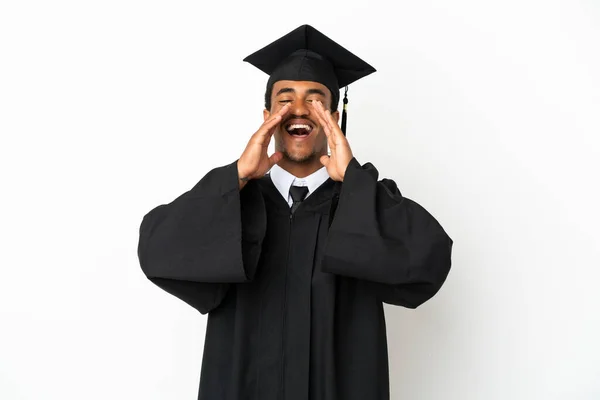 Afroamerikanische Universitätsabsolventen Vor Isoliertem Weißen Hintergrund Schreien Und Etwas Ankündigen — Stockfoto