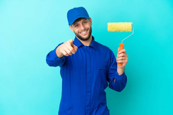 Pintor Hombre Caucásico Aislado Sobre Fondo Azul Apuntando Frente Con — Foto de Stock