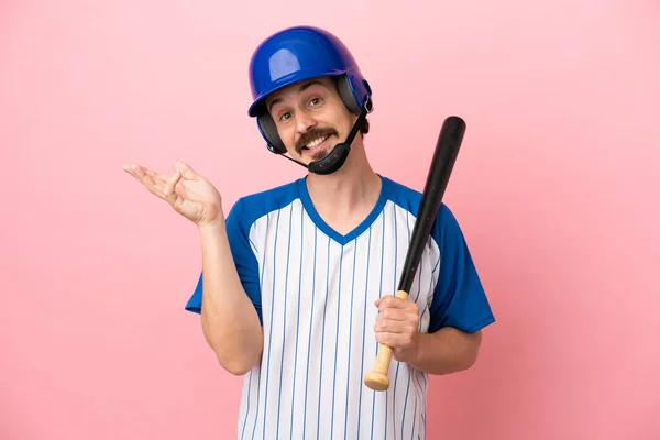 Giovane Uomo Caucasico Che Gioca Baseball Isolato Sfondo Rosa Allungando — Foto Stock