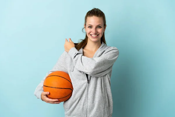 Mujer Joven Caucásica Aislada Sobre Fondo Azul Jugando Baloncesto Apuntando —  Fotos de Stock