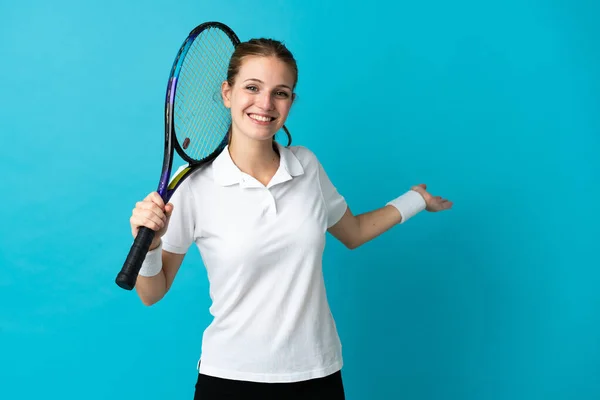 Jonge Vrouw Tennisser Geïsoleerd Blauwe Achtergrond Reikende Handen Naar Zijkant — Stockfoto