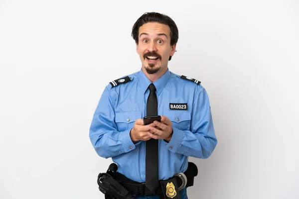 Jonge Politieman Geïsoleerde Achtergrond Wit Verrast Het Verzenden Van Een — Stockfoto