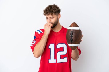 Beyaz arka planda ragbi oynayan Kafkasyalı genç adamın şüpheleri var.