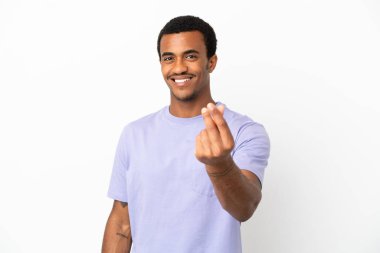 İzole edilmiş beyaz arka planda Afro-Amerikalı yakışıklı adam para hareketi yapıyor.