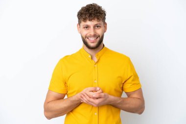 Beyaz arka planda izole edilmiş yakışıklı beyaz adam gülüyor.