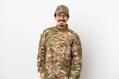 Beyaz arka planda gözlüklü ve mutlu bir asker.