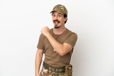 Beyaz arka planda izole edilmiş bir asker zaferi kutluyor.