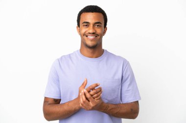 Afro-Amerikalı yakışıklı adam izole edilmiş beyaz arka planda gülüyor.