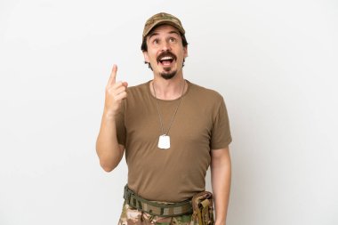Beyaz arka planda izole edilmiş asker yukarı bakıyor ve şaşırıyor.