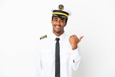 İzole edilmiş beyaz arka plan üzerinde Afrikalı Amerikan Uçak Pilotu bir ürünü sunmak için kenarı işaret ediyor