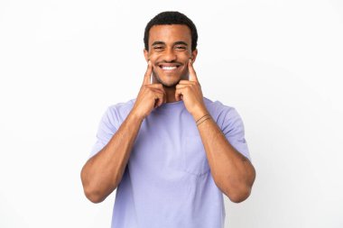 İzole edilmiş beyaz arka planda mutlu ve hoş bir ifadeyle gülümseyen Afro-Amerikalı yakışıklı bir adam.