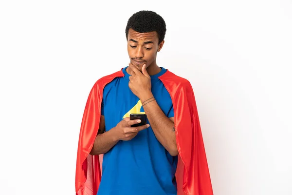 Афроамериканський Супергерой Через Ізольоване Мислення Білого Походження Відправлення Повідомлення — стокове фото