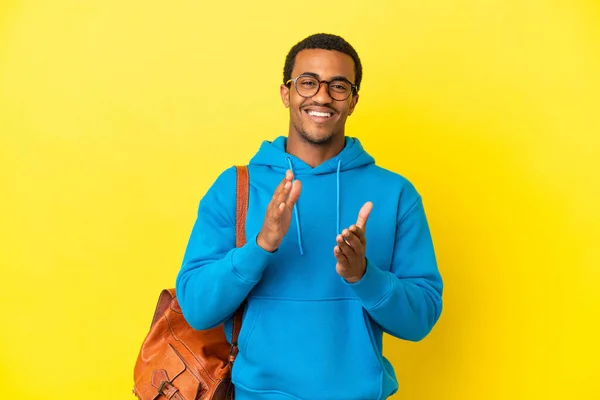 Афроамериканський Студент Через Ізольований Жовтий Фон Аплодував Після Презентації Конференції — стокове фото