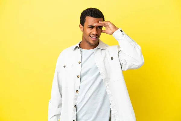 Afro Americano Bell Uomo Sfondo Giallo Isolato Guardando Lontano Con — Foto Stock