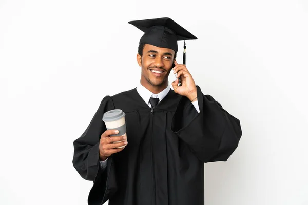 Afroamerikanische Universitätsabsolvent Mann Über Isolierten Weißen Hintergrund Hält Kaffee Zum — Stockfoto