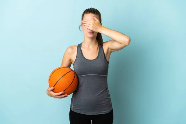 Giovane Donna Che Gioca Basket Isolato Sfondo Blu Che Copre — Foto Stock