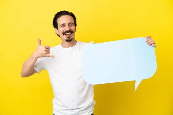 Jonge Blanke Man Geïsoleerd Gele Achtergrond Met Een Lege Spraakzeepbel — Stockfoto