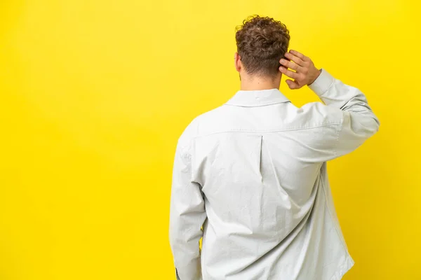 Jonge Knappe Blanke Man Geïsoleerd Gele Achtergrond Rug Positie Denken — Stockfoto