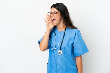 Beyaz arka planda izole edilmiş genç cerrah beyaz kadın ağzı sonuna kadar açık bağırıyor.