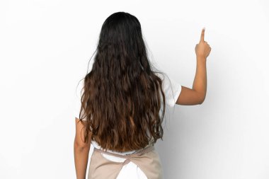 İzole edilmiş beyaz arkaplan üzerinde restoran garsonu işaret parmağı ile geriye bakıyor