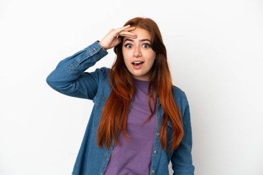 Beyaz arka planda izole edilmiş genç kızıl saçlı kadın bir şey fark etti ve çözüme niyetlendi.