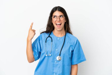 Genç cerrah, beyaz arka planda izole edilmiş beyaz kadın.