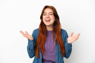 Genç kızıl saçlı kadın, beyaz arka planda izole edilmiş, gülümsüyor.
