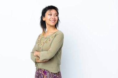 Genç Uruguaylı kız soyutlanmış beyaz arka planda kolları bağlı ve mutlu.