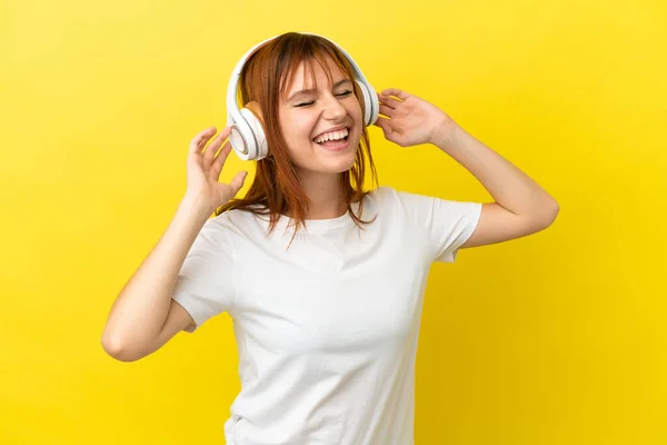 Pelirroja Aislada Sobre Fondo Amarillo Escuchando Música Cantando —  Fotos de Stock