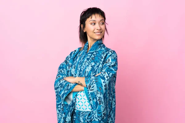 Giovane Donna Che Indossa Kimono Sfondo Blu Isolato Con Braccia — Foto Stock